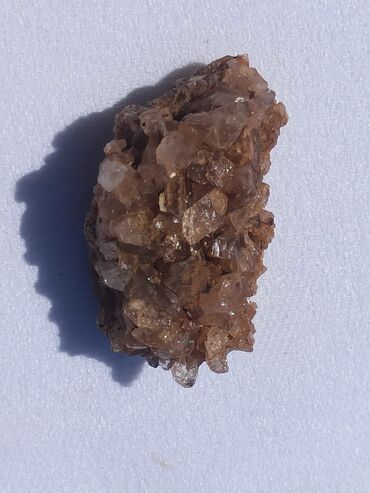 Kristali i minerali: Ovaj prirodni mineralni uzorak prikazuje kombinaciju zemljanih tonova — 22