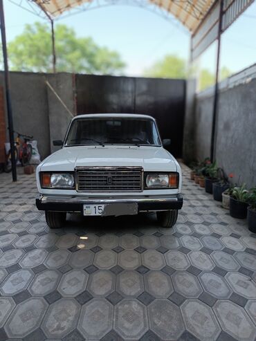 VAZ (LADA): Ağ rəngli, klassik üslubda olan VAZ 2107 modeli. Düzbucaqlı faralar və