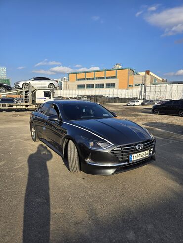хендай саларис: Элегантный седан Hyundai Sonata в темно-сером цвете. Модель оснащена