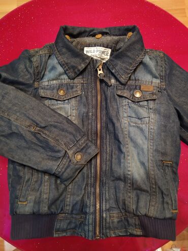 джинсовая короткая курточка: Джинсовая курточка на подкладке .на 5-6 лет. Б/у. Укороченная