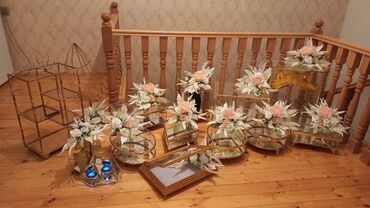 Xonça: Ağ güllərlə birlikdə 700 manata satılır.2 dəst qırmızı və mavi — 9