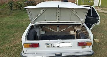 arxa kapot: VAZ 21011sedan, ağ rəng. - Ban növü: 4 qapılı sedan - Rəng: ağ - — 2
