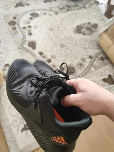 Satilir beyler ucun original adidas firmasinin krossovkasi veziyyeti
