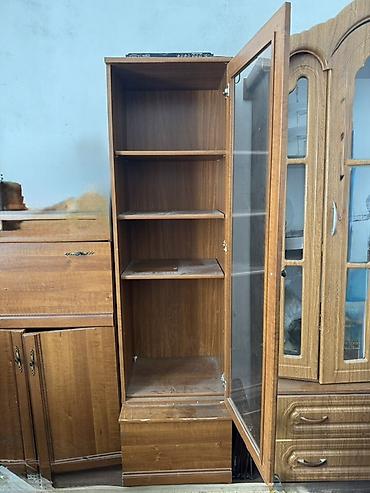 Шкаф-витрина из ЛДСП под дерево с остеклённой дверцей. - Конструкция