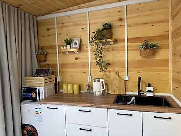 Двуспальные кровати: Сдается посуточно стильный модульный дом-студия из натурального дерева — 11