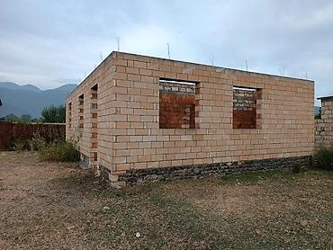 qaxda ev satilir: Satılır: yarımçıq tikili və həyətyanı sahə Balakən rayonunda mərkəzdə — 1
