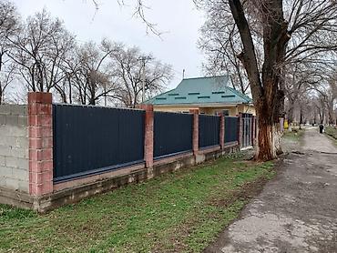 Продажа коттеджей и домов: Продаётся дом в самом центре городо Шопоков с участком 5.2 сотка,по — 6