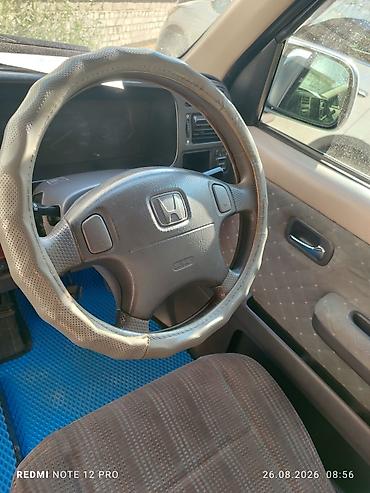 7 местка: Салон минивэна Honda с правым рулём. На фото представлен просторный — 2