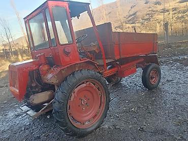 mini yer sumlayan traktor: Qırmızı rəngli yığcam kənd təsərrüfatı traktoru, arxada yük daşımaq — 7