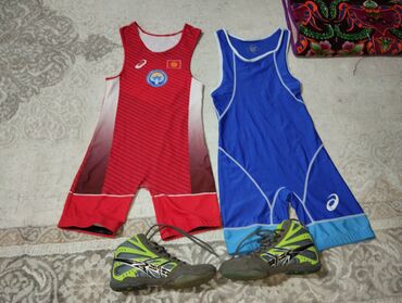 спортивные костюмы для девочек: Продаю трико и борцовки для борьбы. трико двое за 2000 сом борцовки за