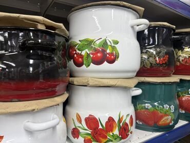 Кастрюли: Набор эмалированных кастрюль и другой посуды, украшенной — 11