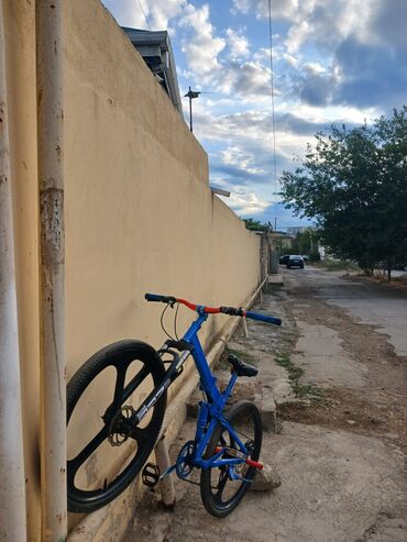 Mitsubishi: Mavi rəngli qatlanan velosiped - Qatlanan orta hissə: çərçivə iki