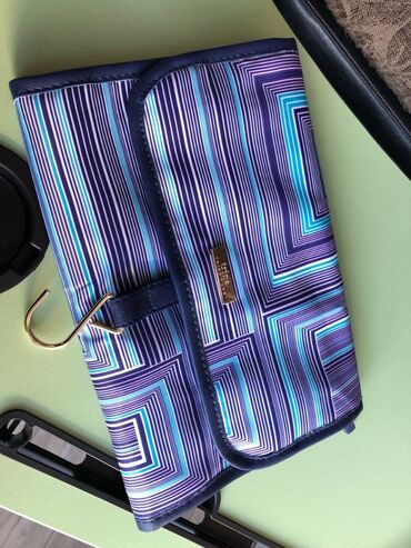 женскую фиолетовую сумку: Продам косметичку от Trina Turk, в идеальном состоянии, удобная для