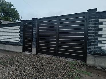 Распашные ворота: Металлические распашные ворота с калиткой (модульные панели) - — 129