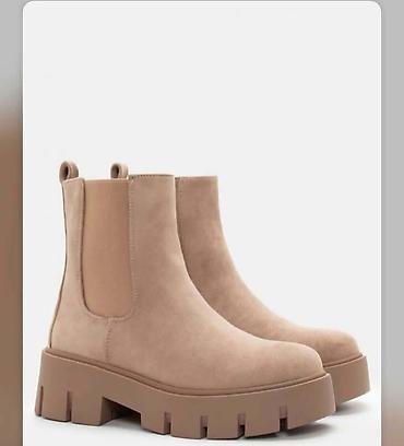 cipele nepromocive: Ženske čizme sa debljim đonom – moderni “chunky” Chelsea model. - — 2
