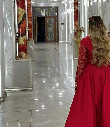 Donlar: Qırmızı rəngli, parlaq bəzəkli gecə/libas - Model: Bir çiyinli — 2