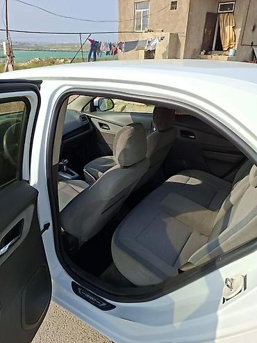 avto oturacaqlar: Ağ rəngli sedan avtomobil satılır. - Kuzov: 4 qapılı sedan, ağ rəng — 2