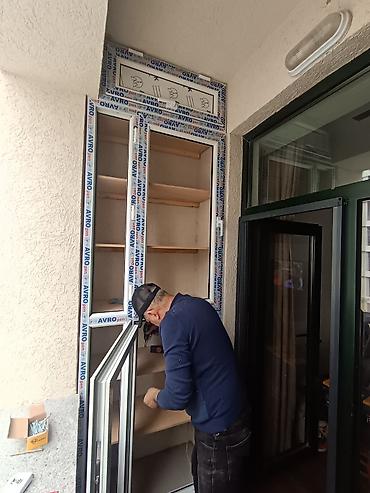 balkon masa: Plastik polkalı şkafların keyfiyyətli profillə və qalın polkalarla — 2
