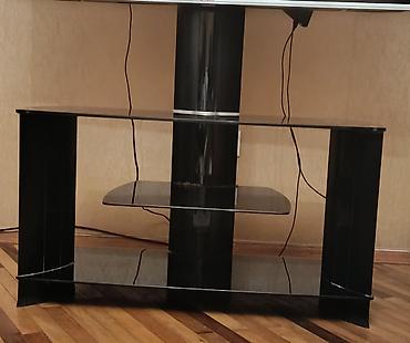 Şüşə və metal konstruksiyalı TV stendi - Rəng: qara, parlaq şüşə