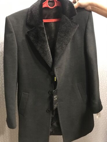 пальто мужская: Продаю новое мужское пальто(этикетка сохранена). Воротник съемный