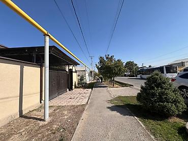 Продажа коттеджей и домов: Просторный двухэтажный дом с ухоженным зеленым участком. - — 25