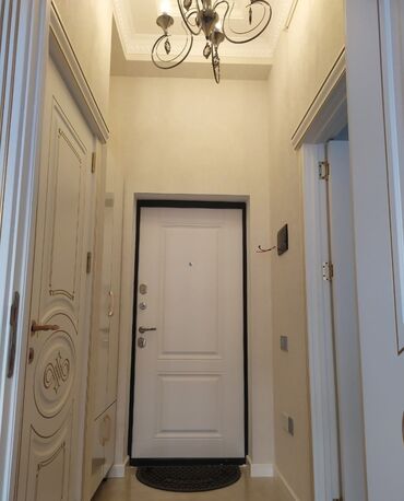 Uzunmüddətli kirayə mənzillər: Mənzil 2-otaqli studiya mənzildir, tam təmirli və tam əşyalidir. Evdə — 13