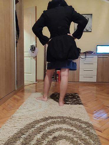 Ženski crni kaput sa pojasom i krupnim dugmadima - Model: kraći