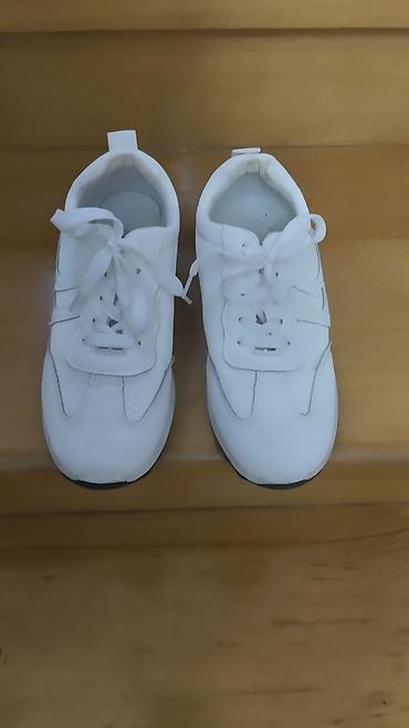 Krasofkalar və idman ayaqqabıları: Ağ rəngli uniseks idman ayaqqabısı - Stil: minimal, gündəlik/sport - — 1