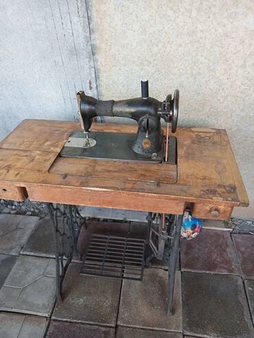Продаю старинную швейную машинку,работает хорошо,просто никто не шьет