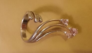 srebrni prsten: Srebrni prsten vel 18
8.5 gr