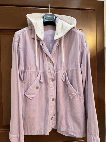 женская одежда ош: Тонкая курточка со съемным капюшоном 
Одевали 2раза
Состояние нового