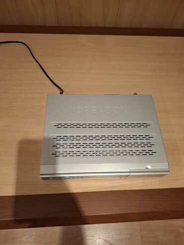 бу аккумулятор: Openbox markalı gümüşü rəngli rəqəmsal peyk qəbuledicisi. Cihazın ön