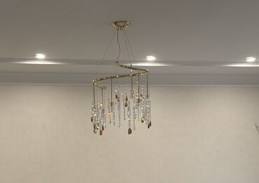 лёд люстры: Элегантная подвесная люстра с металлическим каркасом золотистого