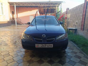 Nissan: Автомобиль Nissan Almera синего цвета. Эта компактная модель