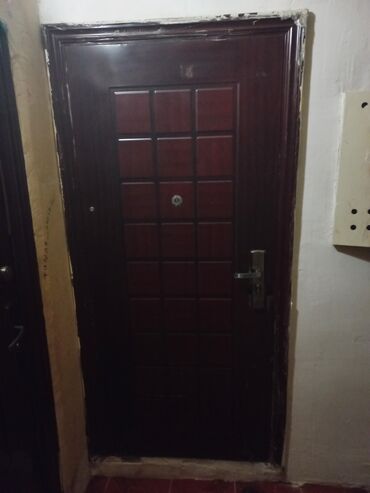 Kafel və bitirmə daşları: Mənzil üçün İşlənmiş Giriş qapısı Zamok ilə, Ünvandan götürmə