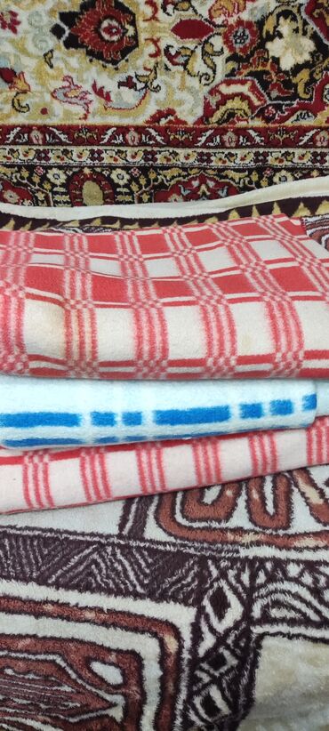 укутанная в одеяло: Одеяла б/у 600 сом штука