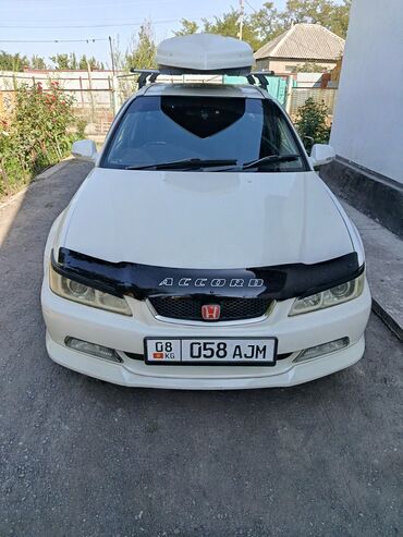 шины бу бишкек оптом: Белый универсал Honda Accord, оснащенный багажным боксом на крыше для