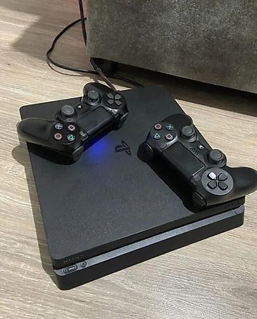 PS4 (Sony PlayStation 4): Игровая приставка Sony PlayStation 4 Slim в черном цвете. Комплект — 2