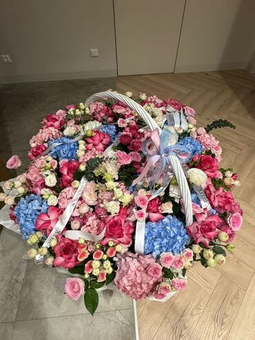 бегония крылья ангела: Большая цветочная корзина, наполненная разнообразными цветами, включая