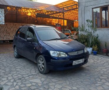 купить маленькую машину недорого: Автомобиль Toyota Corolla Verso синего цвета, оснащенный рейлингами на