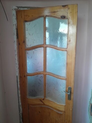 Özü yapışan divar kağızları: Şüşəli taxta qapı dəsti - Material: təbii ağac (laklanmış), dekorativ