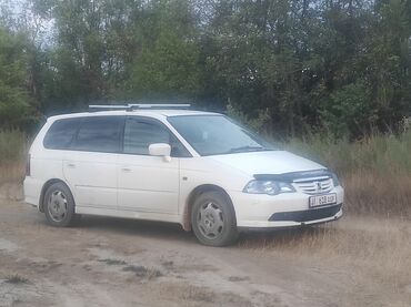 меняю дом на машину: Белый минивэн с багажником на крыше, предназначенный для комфортных
