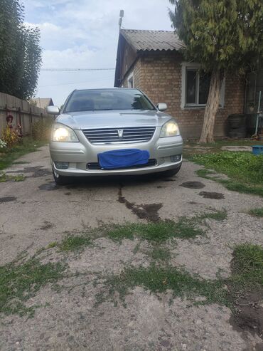 Другие автомобили: Серебристый седан Toyota Premio. Автомобиль оснащен четырьмя дверями — 2