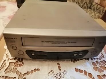 reqemsal tv: Daewoo markalı gümüşü rəngli VHS videomaqnitofon. "Multi System 240
