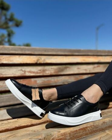 женские черные кроссовки: Абсолютно новый ✅
цена: 1500 сом💛