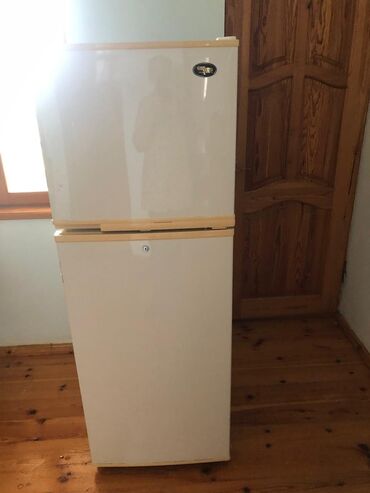 Aspiratorlar: İki qapılı məişət soyuducusu - Yuxarıda dondurucu bölmə, aşağıda əsas