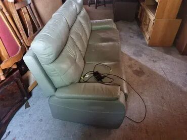 Sofe i kaučevi: Odlican kozni trosed ima napajanje strujom i svoj adapter za sklapanje na lalafo.rs — 10 Sofe i kaučevi: Odlican kozni trosed ima napajanje strujom i svoj adapter za sklapanje — 10