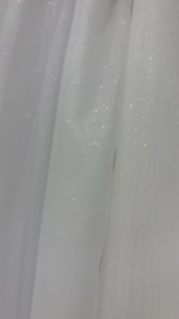 Pərdə və tüllər: Ağ rəngdə, zolaqlı dizaynı olan tül pərdə. Yüngül və şəffaf materialı — 10