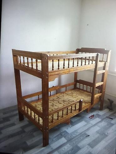bunk bed: Двухъярусная деревянная кровать с классическим дизайном. Выполнена из — 1