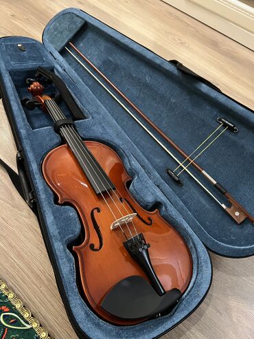 Скрипки: 4/4
 новая, ( сумка, мостик в комплекте)
не использованная 
тел